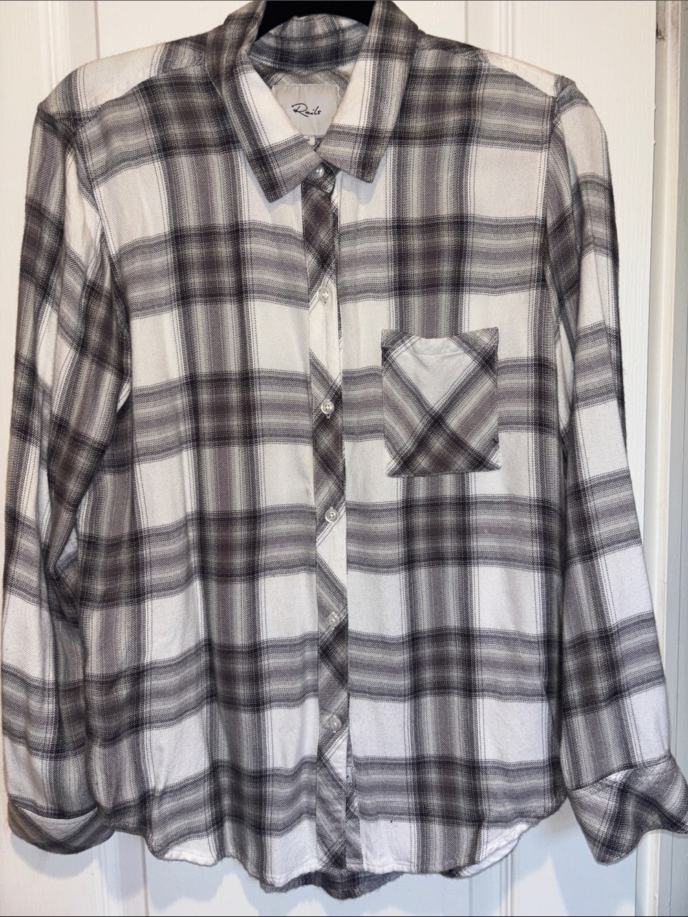 RAILS SHADES OF GREY RAYON LONG SLEEVE BUTTON DOWN SHIRT
PRELOVED SIZE MEDIUM
